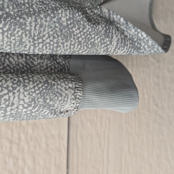 Athleta Zuma Printed Top V Neck High Low Size XS Women’s Viper Shadow Olive - Picture 9 of 15